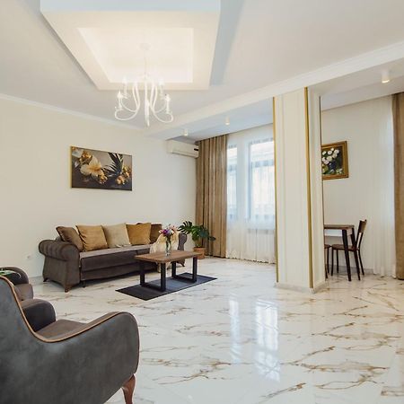 Ekaterine'S Apartments บาทูมิ ภายนอก รูปภาพ